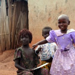 bambini in villaggio del Karamoja