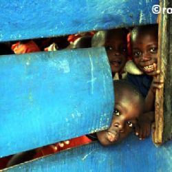 bimbi in una scuola di Kampala