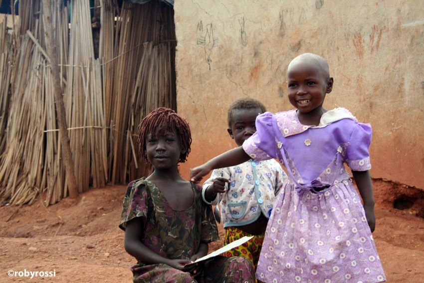 bambini in villaggio del Karamoja
