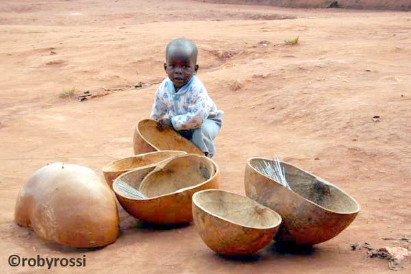 bimbo in villaggio di Kampala