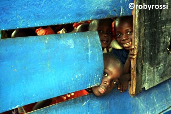 bimbi in una scuola di Kampala