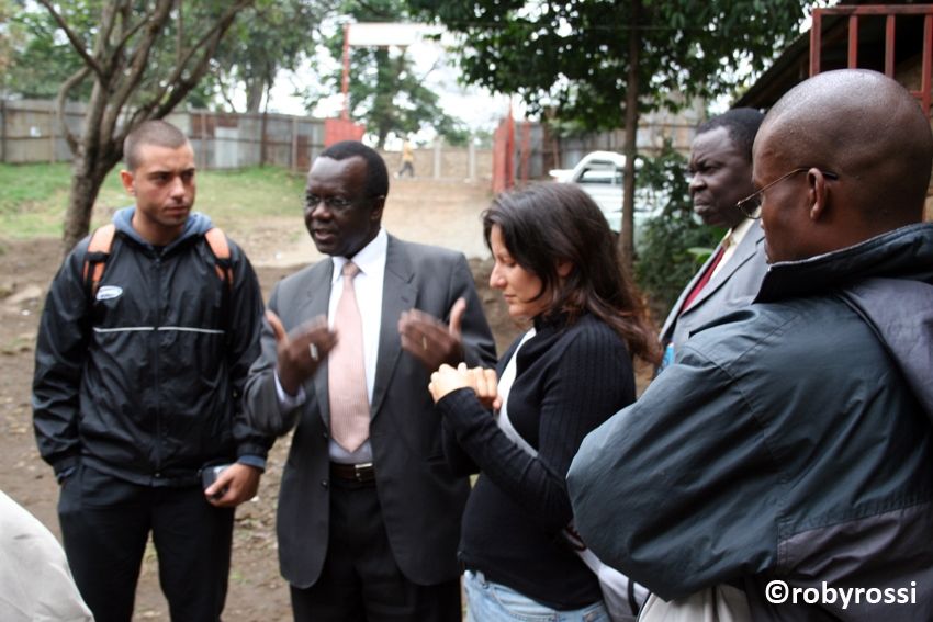 con Dan Ogutu allo slum di Mathare - reportage Kenya