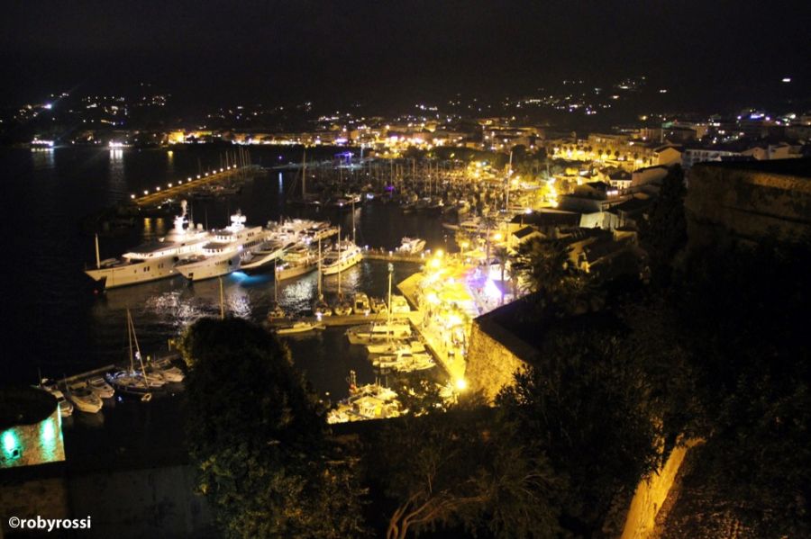 viaggio in Corsica - il porto di notte a Calvi - reportage Roby Rossi