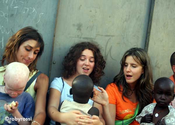 Roberta, Carolina e Caterina all'orfanotrofio