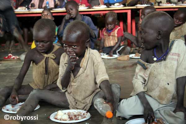 bambini al centro di Loputuk 