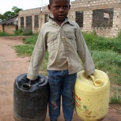 bimbo di Muyeye con taniche per l'acqua