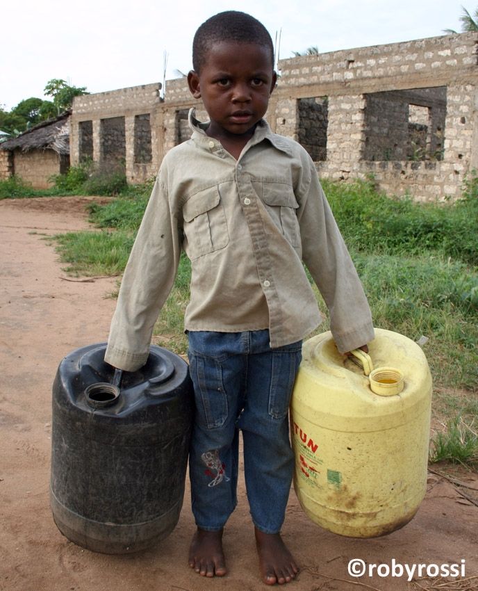 bimbo di Muyeye con taniche per l'acqua