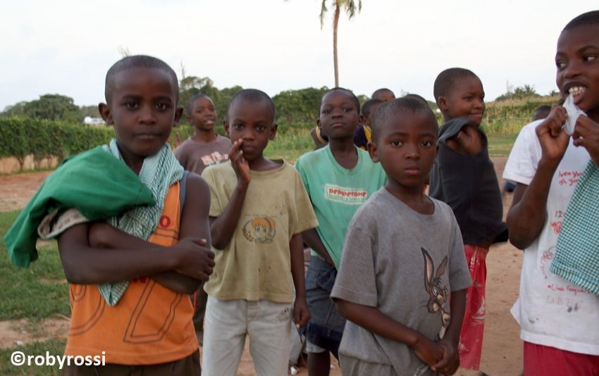 bambini all'orfanotrofio di Malindi
