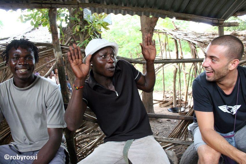 zona ritrovo di Muyeye con Zucchero e Bruno