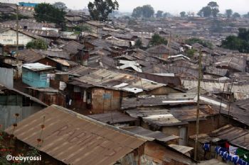 Per le strade di Kibera