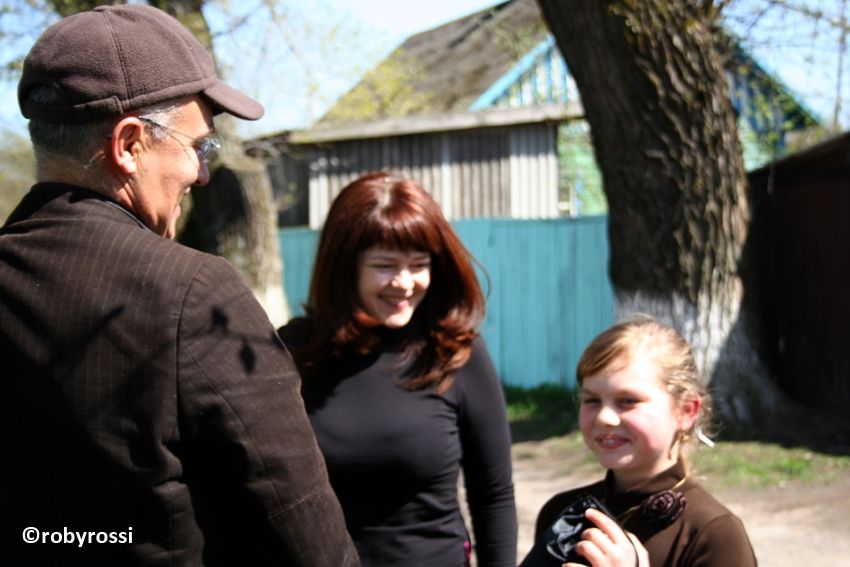 reportage dalla Bielorussia - Janna e Annibale con bimba